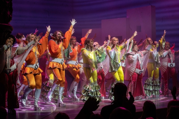 watch-the-finale-curtain-call-at-the-mamma-mia-20th-west-end-birthday-performance
